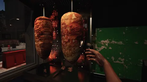 Dos grandes pinchos de kebab girando en el asador, vistos en primera persona