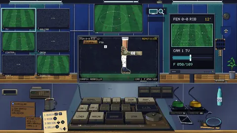 Sala de revisión con la repetición de una jugada en el monitor central, las cámaras alrededor y el teclado de revisión en la mesa